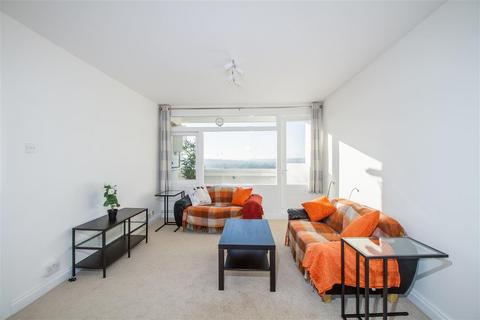 2 bedroom apartment to rent - Farnborough House, Roehampton
