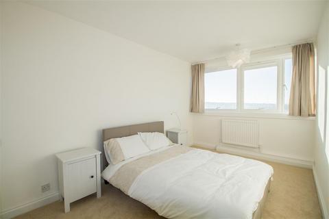 2 bedroom apartment to rent - Farnborough House, Roehampton