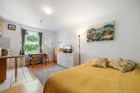 Studio to rent, Penywern Road, Earls Court, London, SW5