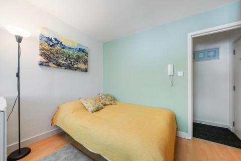Studio to rent, Penywern Road, Earls Court, London, SW5
