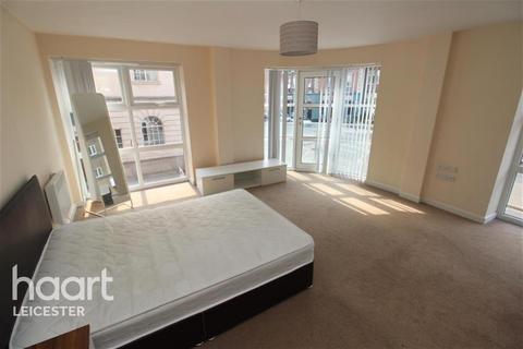 3 bedroom flat to rent, Blenheim Court off Charles Street