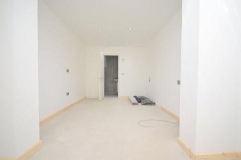 2 bedroom apartment to rent - Victoria Road, Romford, Essex, RM1