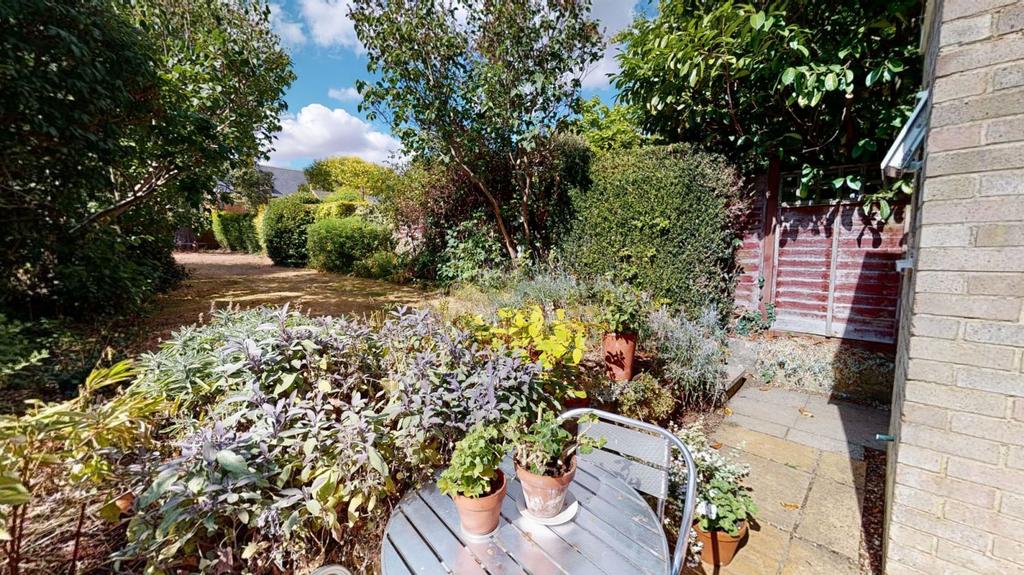 Weedon Road, Duston, Northampton NN5 4EX 4 bed semidetached house £