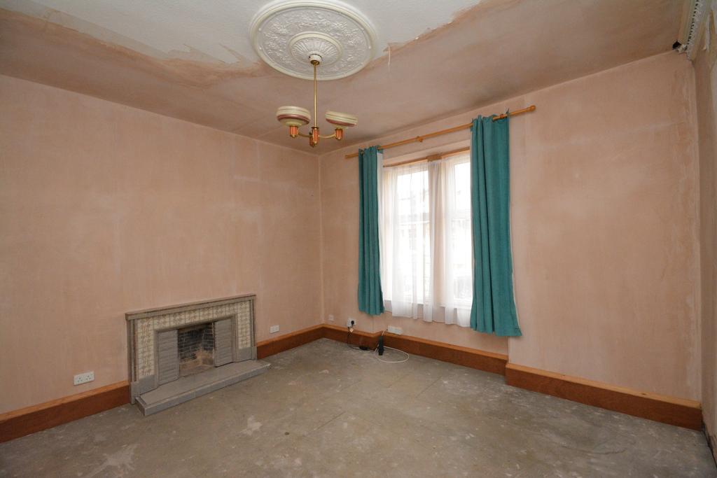 Mungalhead Road, Falkirk... 3 bed semidetached house £135,000