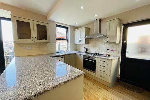 3 bedroom semi-detached house to rent - Westfield Crescent, Wrose, Shipley, West Yorkshire, BD18 1NN