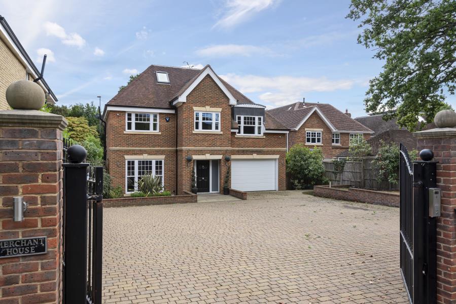 VIRGINIA WATER, SURREY 5 bed detached house £6,750 pcm (£1,558 pw)