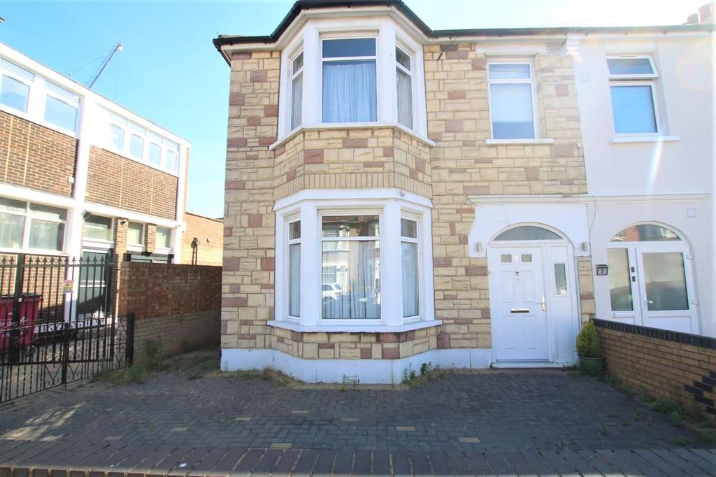 Highbury Gardens, Seven Kings 4 bed end of terrace house to rent £
