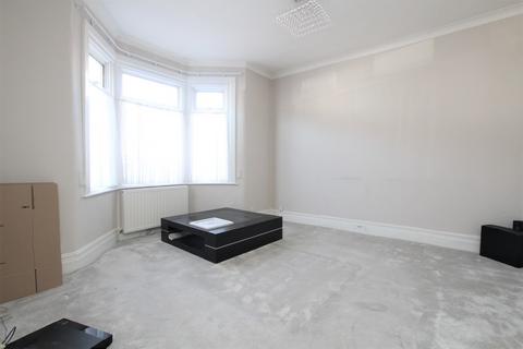 4 bedroom end of terrace house to rent, Highbury Gardens, Seven Kings