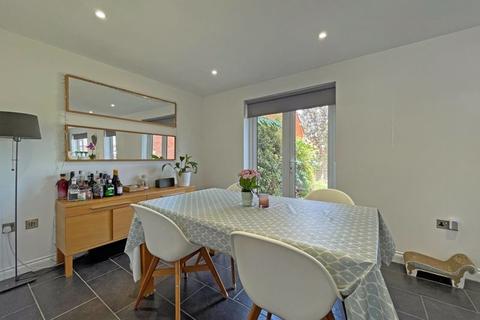 5 Coronet Close, Exeter, EX2 7QS