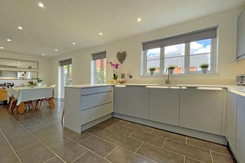 5 Coronet Close, Exeter, EX2 7QS