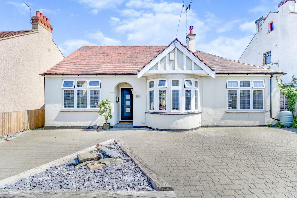 Chalkwell Park Drive, Leighonsea, SS9 3 bed detached bungalow for