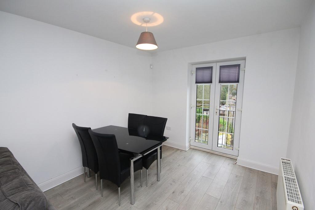 Ballantyne Place, Winwick... 2 bed apartment £750 pcm (£173 pw)