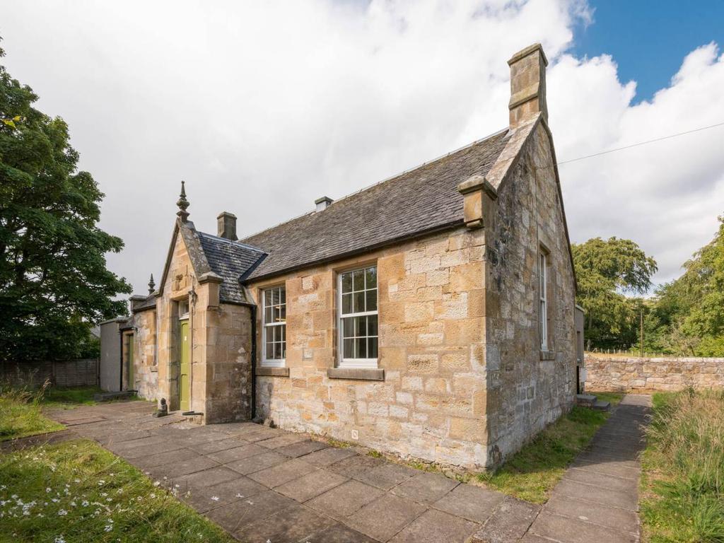 Nine Mile Burn, Penicuik, Midlothian 3 bed house £295,000