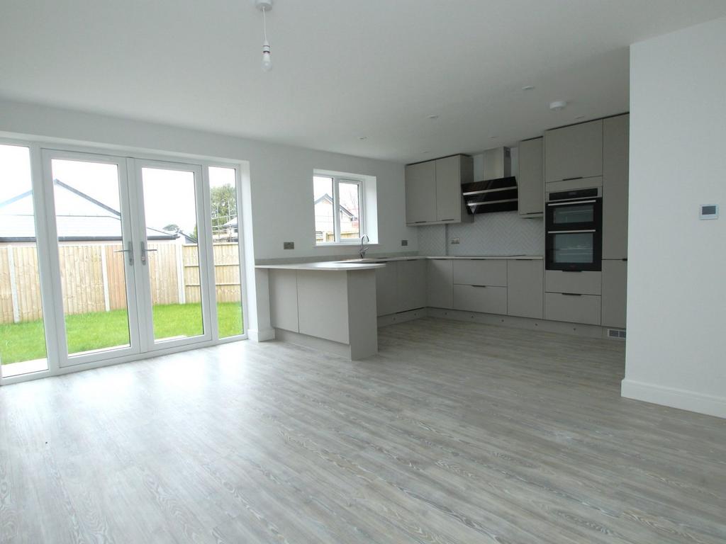 Foxholes Road, Oakdale, Poole, BH15 4 bed detached house for sale £