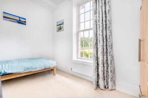 25, Ashford Court Glanville Way, Epsom, KT19 8LR