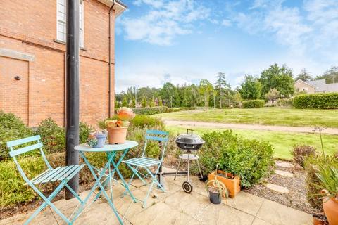 25, Ashford Court Glanville Way, Epsom, KT19 8LR