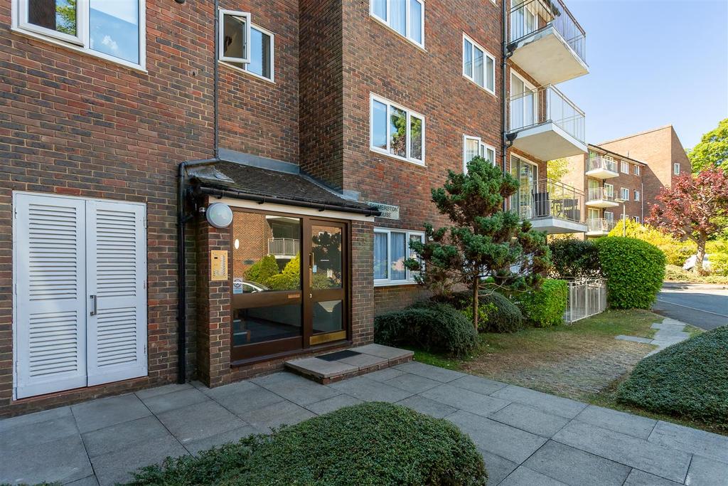 Basing Road, Banstead 2 bed apartment for sale £325,000
