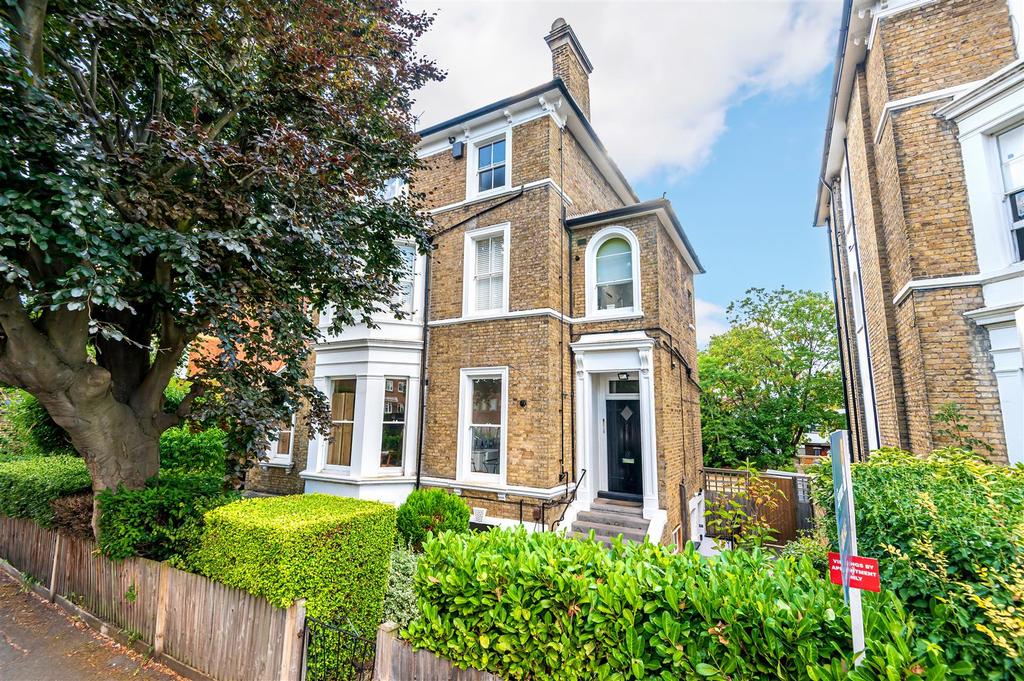 Adelaide Road, Surbiton 2 bed apartment for sale £670,000