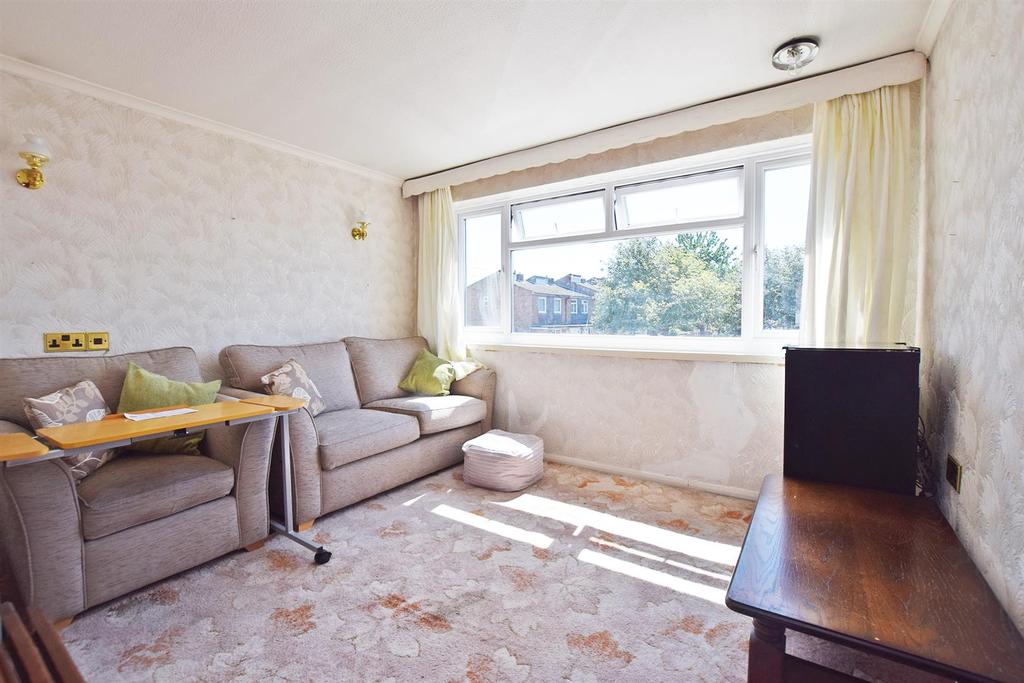 Greenvale Gardens, Gillingham 3 bed end of terrace house £275,000
