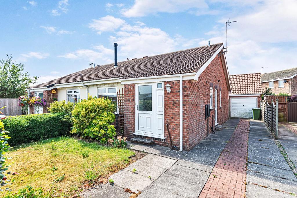 Fir Tree Drive, Filey, North Yorkshire 2 bed semidetached bungalow for
