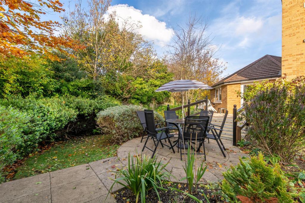 40 Hampton Lodge SM2 5 EY-12.jpg