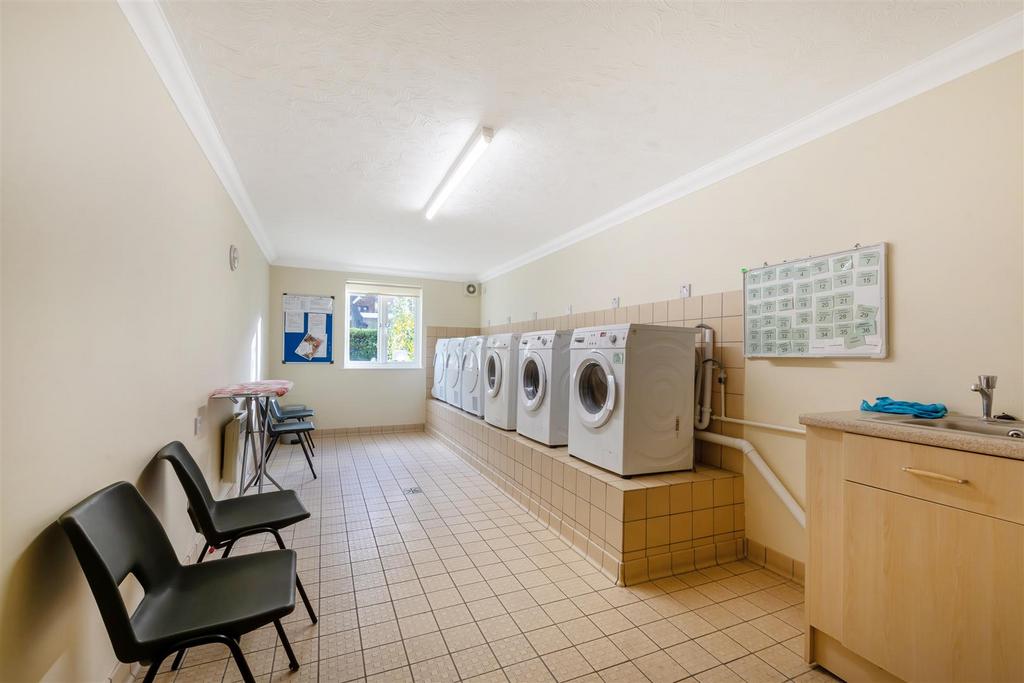 40 Hampton Lodge SM2 5 EY-9.jpg
