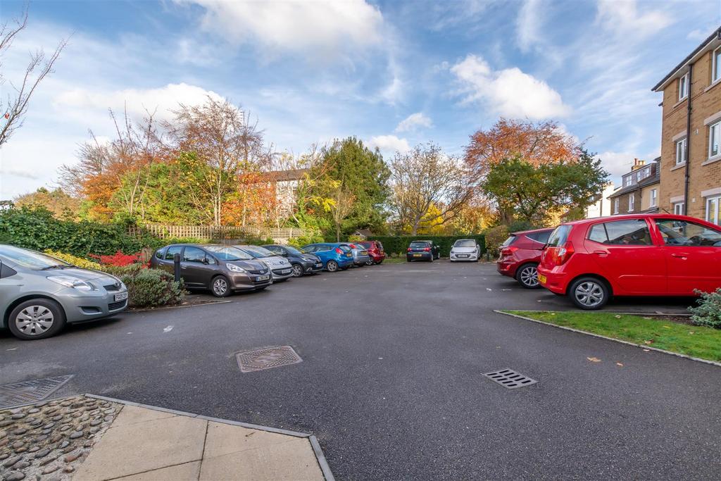 40 Hampton Lodge SM2 5 EY-10.jpg