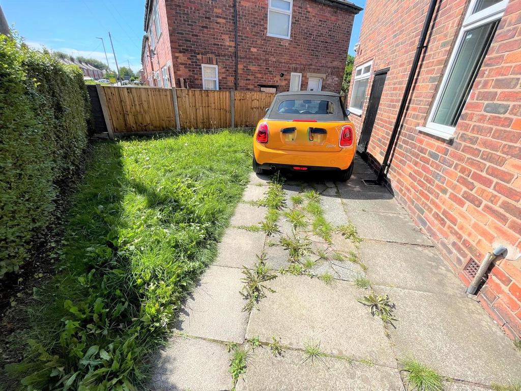Edna Road, Leigh 3 bed semidetached house £145,000