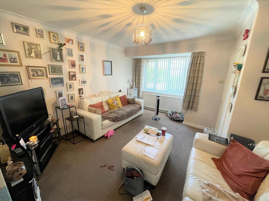 Edna Road, Leigh 3 bed semidetached house £145,000