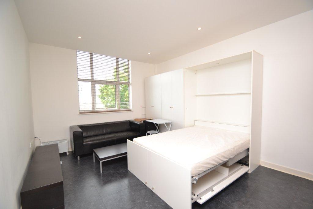 Bromyard Avenue, Acton, W3 Studio £1,100 pcm (£254 pw)