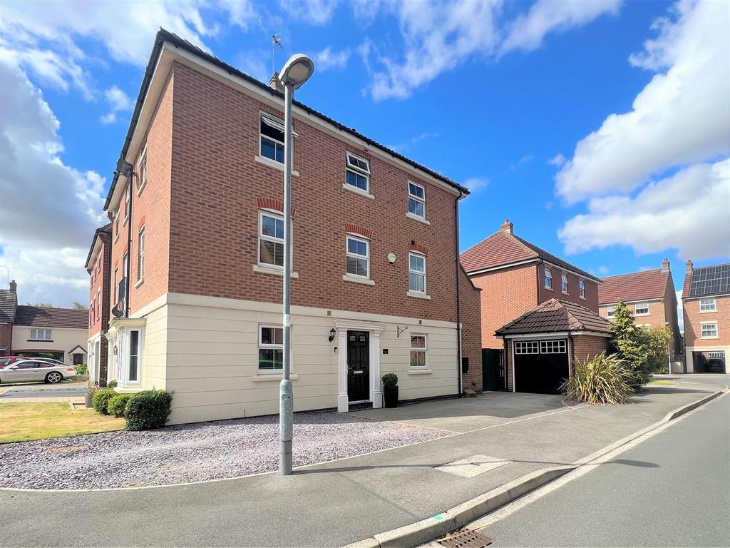 Harewood Crest, Brough 4 bed semidetached house for sale £295,000