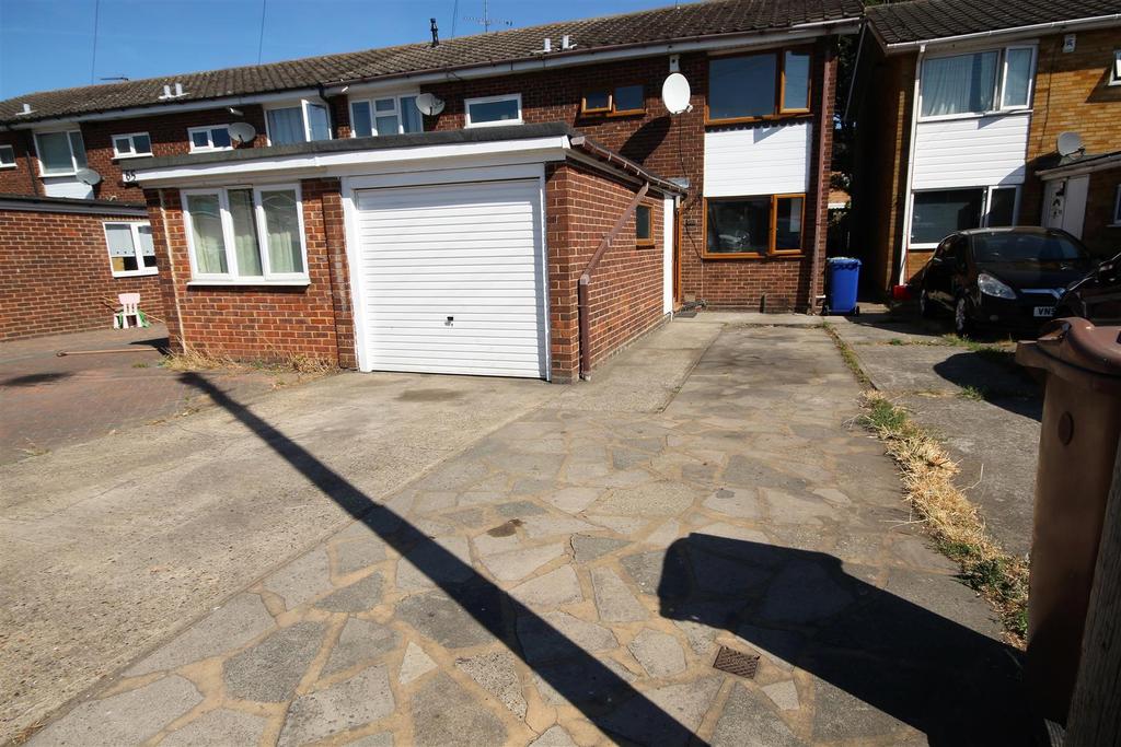 Byron Gardens, Tilbury 3 bed end of terrace house £1,400 pcm (£323 pw)