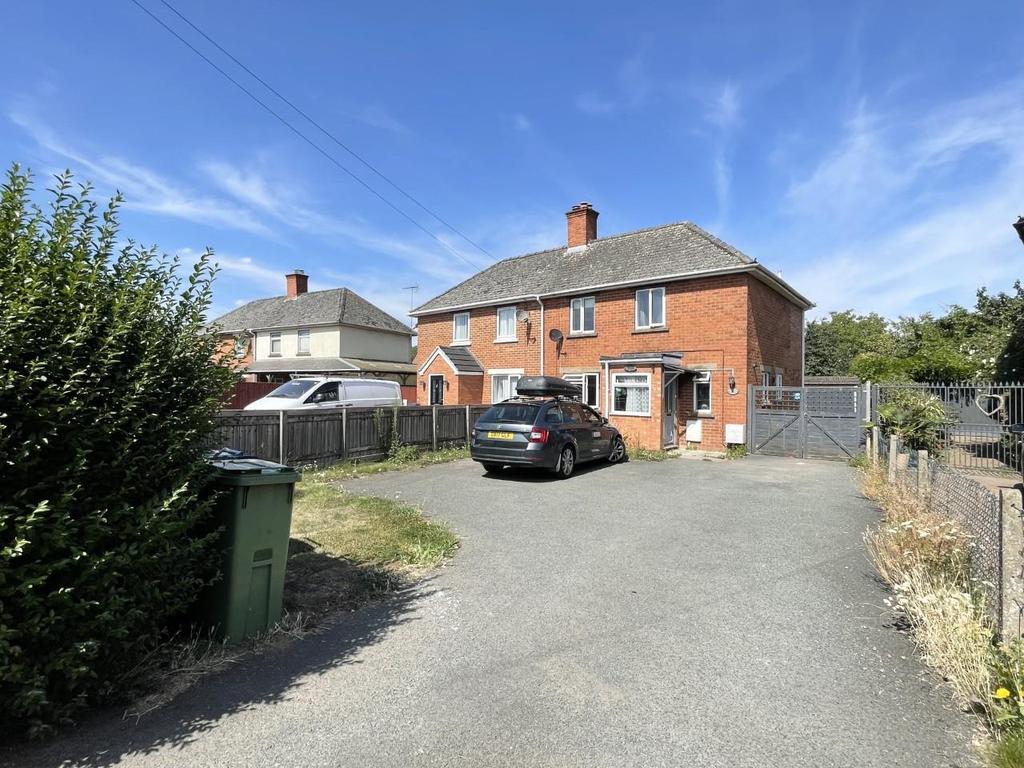 Longford Lane, Gloucester 3 bed semidetached house £320,000