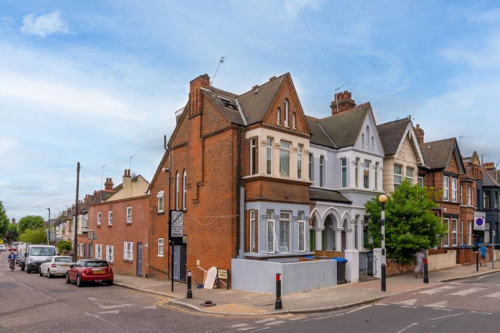 St. Johns Avenue, London 2 bed house £425,000