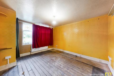 3 bedroom semi-detached house for sale - Earls Crescent, Harrow