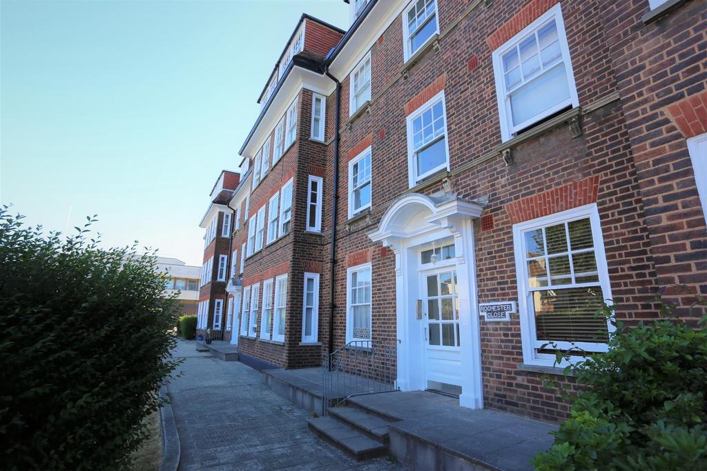Rochester Close, Rochester Gardens, Hove 2 bed flat £1,600 pcm (£369 pw)