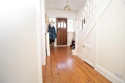 6 Curvan Close, Epsom, KT17 1PJ