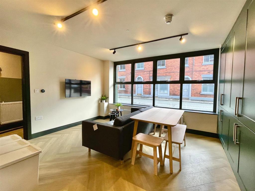 Prestbury Road, Macclesfield 9 bed terraced house £4,500 pcm (£1,038 pw)