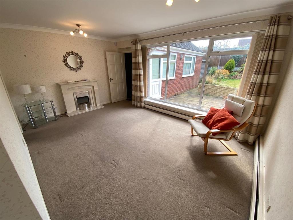 Brackendale Way, Stourbridge, DY9 7HG 3 bed semidetached bungalow £