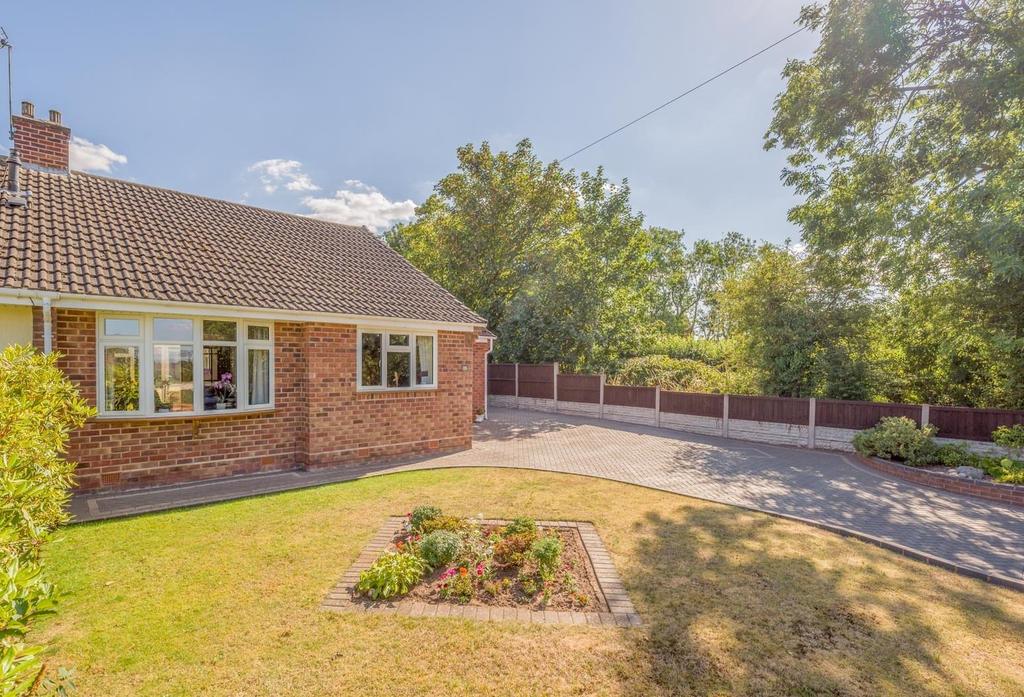 Clent View Road, Stourbridge, DY8 3JE 2 bed semidetached bungalow for