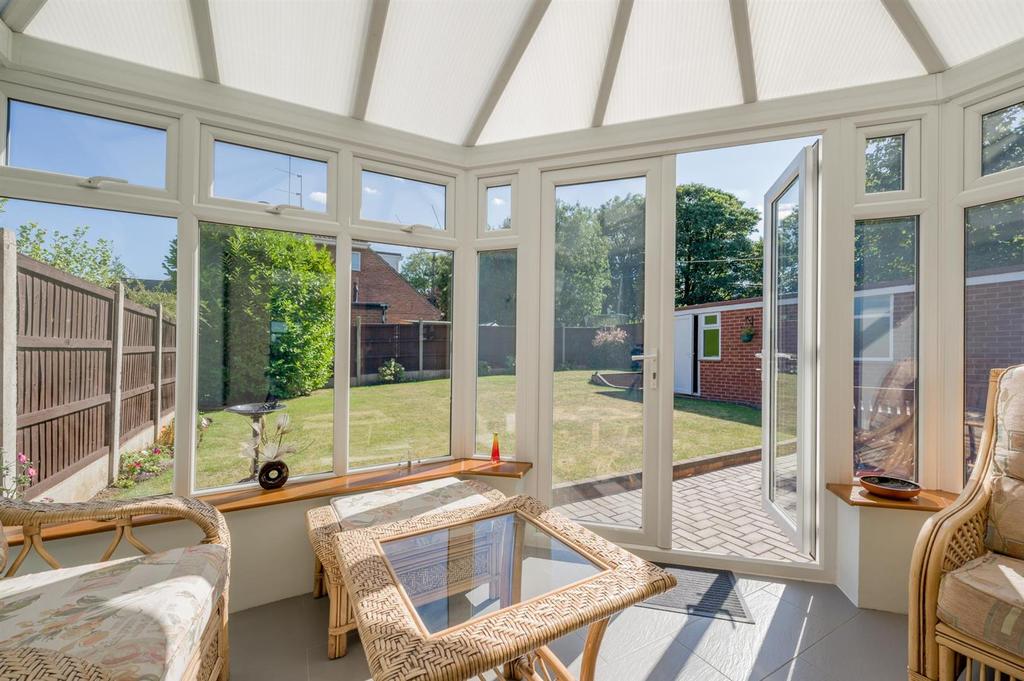 Clent View Road, Stourbridge, DY8 3JE 2 bed semidetached bungalow £