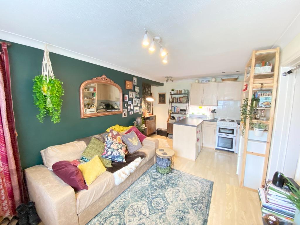 Broadhurst, Farnborough, GU14 1 bed flat £170,000