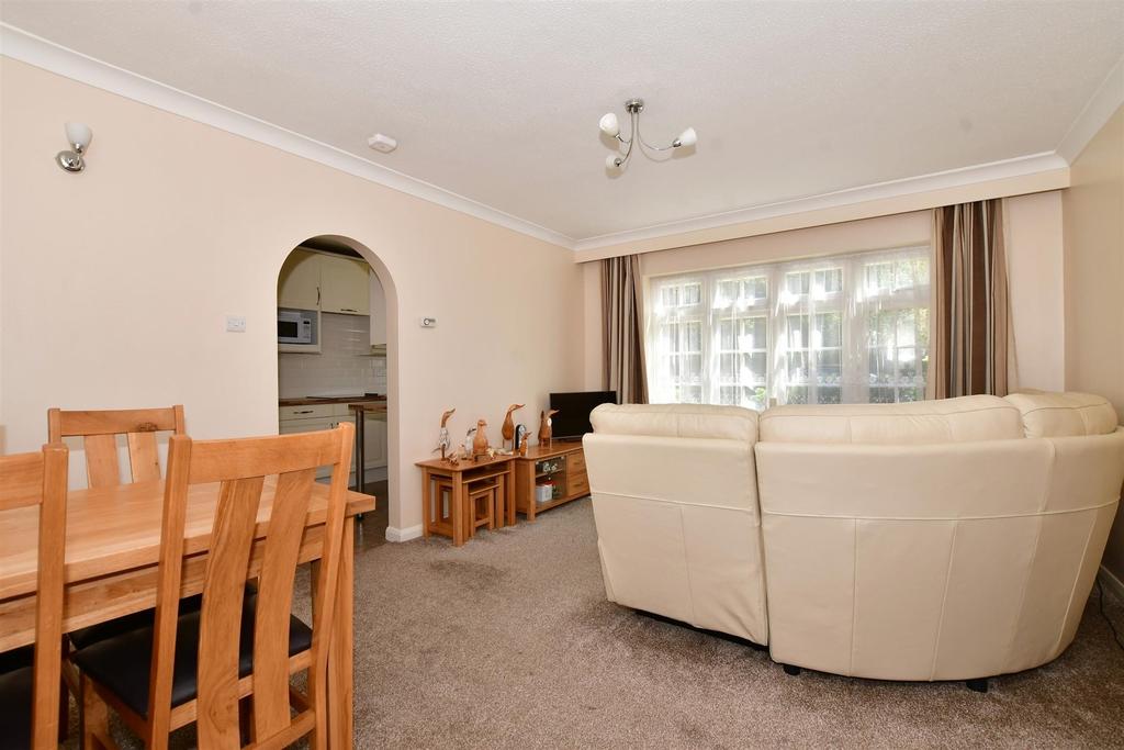 Epsom Road, Leatherhead, Surrey 2 bed ground floor flat £300,000