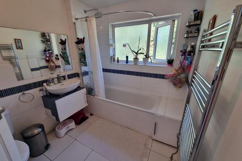 3 Laleham Avenue, London, NW7 3HN