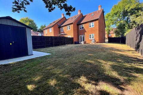 4 bedroom end of terrace house to rent, Winchester