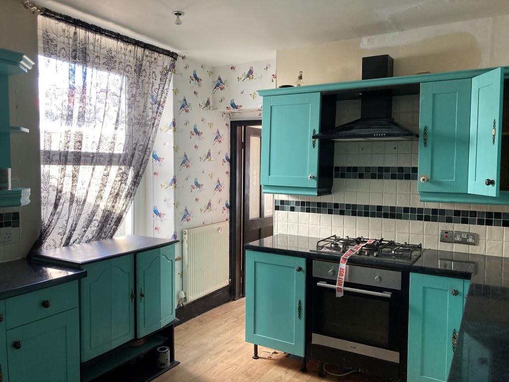 29 Victoria Street, Llandudno, LL30 1LX 5 bed terraced house £123,000