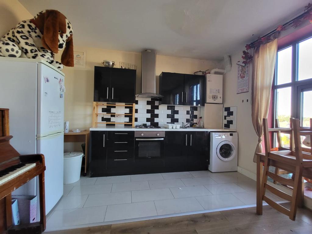 4 Bed Flat to rent on Caxton Road