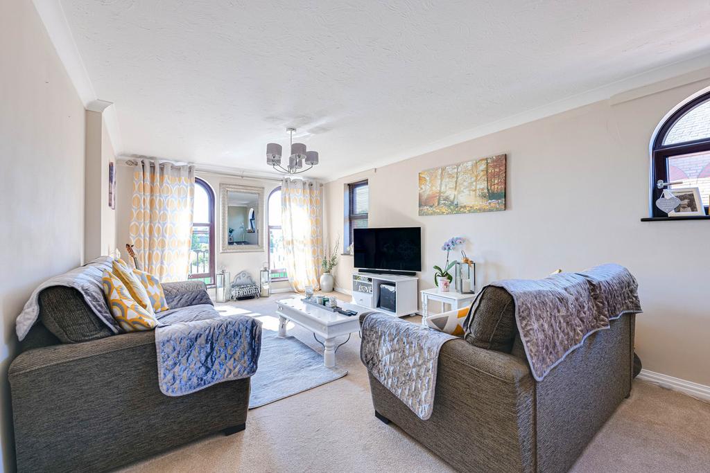 Marks Court, Southendonsea, SS1 2 bed flat £325,000
