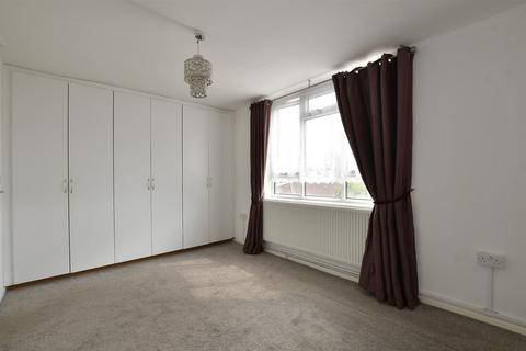 23 Victor Walk, Hornchurch, RM12 4XG