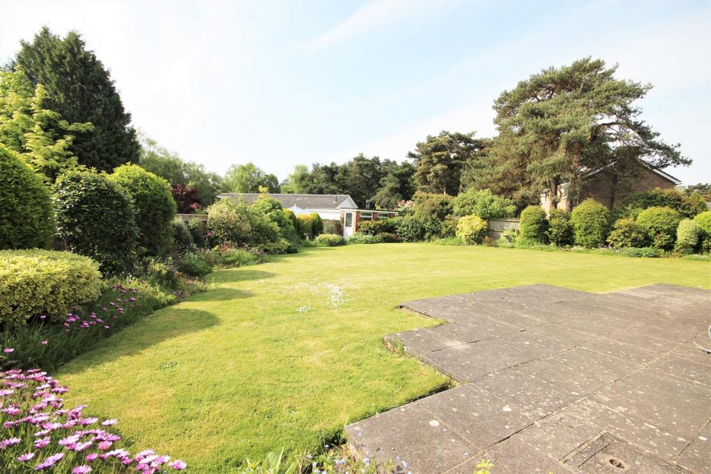 Merriefield Avenue, Broadstone, Dorset, BH18 4 bed detached house for